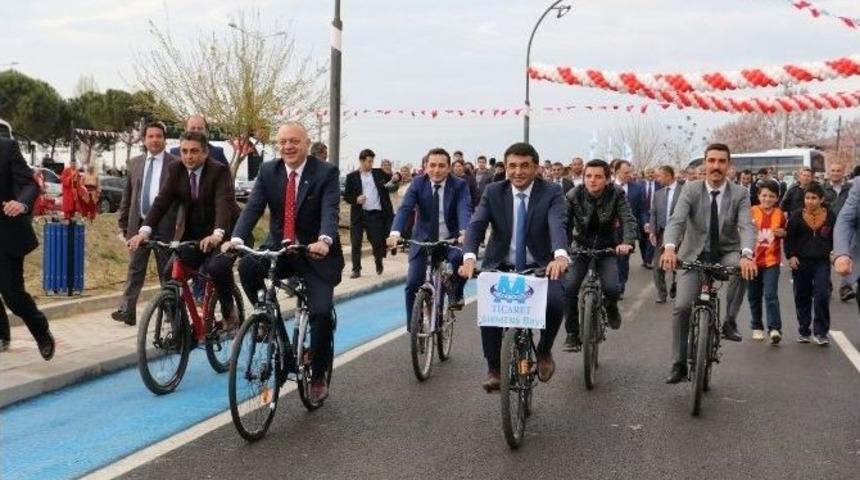 Sarıg&ouml;l Caddelerinde Bisiklet Turu