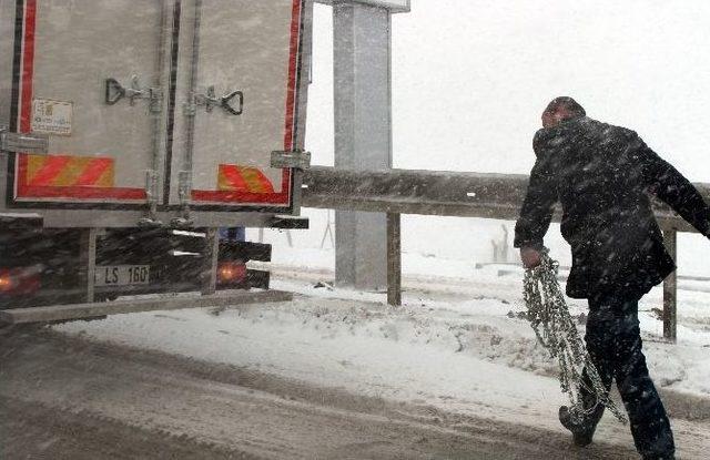 Palandöken’de Kar Ve Tipi Hayatı Felç Etti