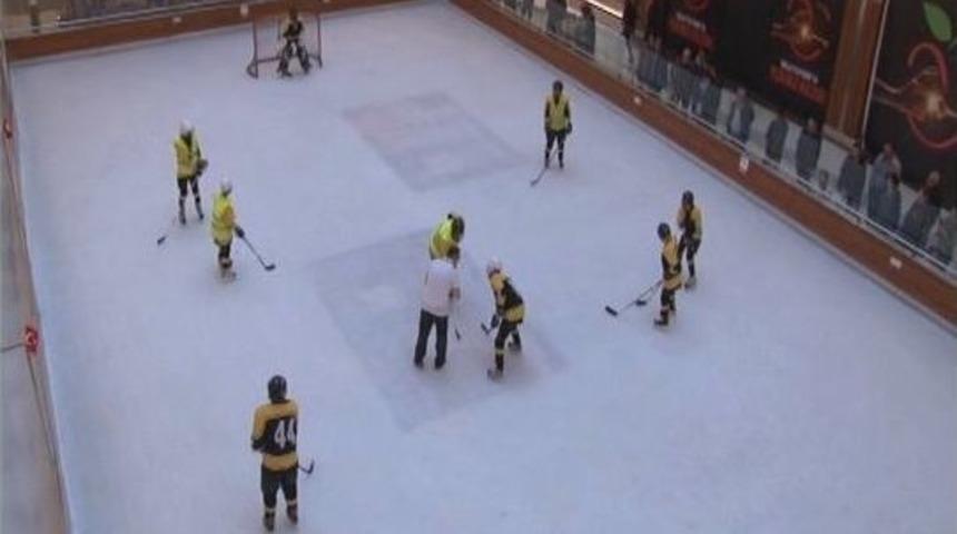 Malatya Buz Hokeyi Takımı, &Ccedil;anakkale Zaferi Dolayısıyla G&ouml;steri Ma&ccedil;ı D&uuml;zenledi