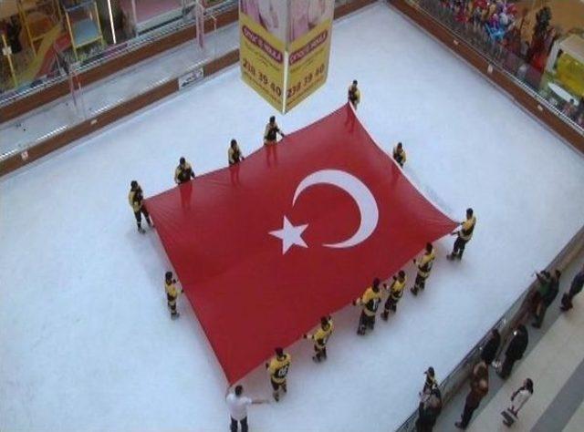 Malatya Buz Hokeyi Takımı, Çanakkale Zaferi Dolayısıyla Gösteri Maçı Düzenledi