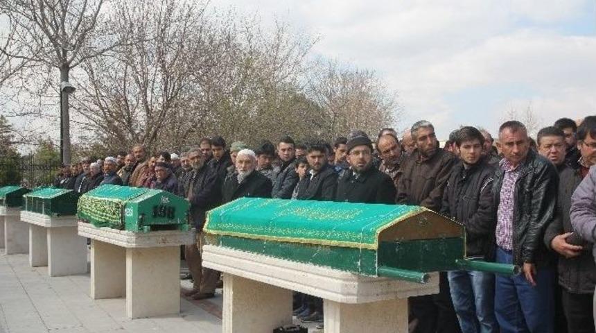 Patlamada &Ouml;len Baba Ve &Uuml;&ccedil; Oğlu Toprağa Verildi