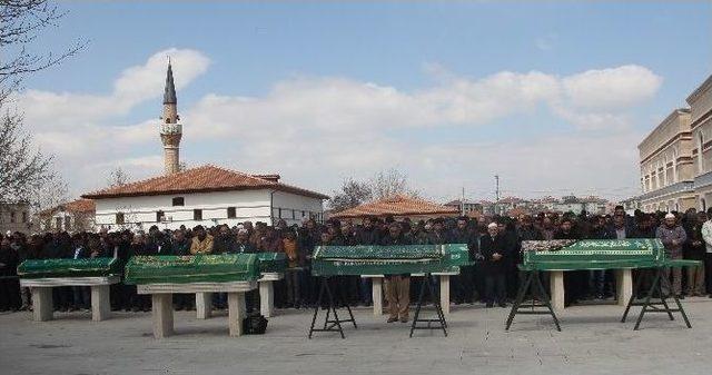 Patlamada Ölen Baba Ve Üç Oğlu Toprağa Verildi