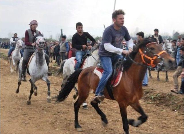 2016’nın İlk Rahvan At Yarışı Şehitler Adına Düzenledi