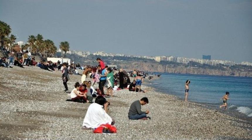 Antalya&rsquo;da G&uuml;neşi G&ouml;ren Sahile Koştu