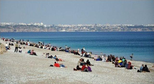 Antalya&rsquo;da G&uuml;neşi G&ouml;ren Sahile Koştu 1