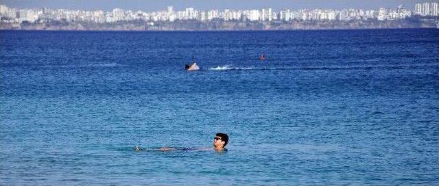 Antalya&rsquo;da G&uuml;neşi G&ouml;ren Sahile Koştu 2
