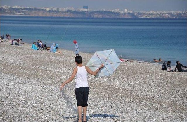 Antalya&rsquo;da G&uuml;neşi G&ouml;ren Sahile Koştu 3