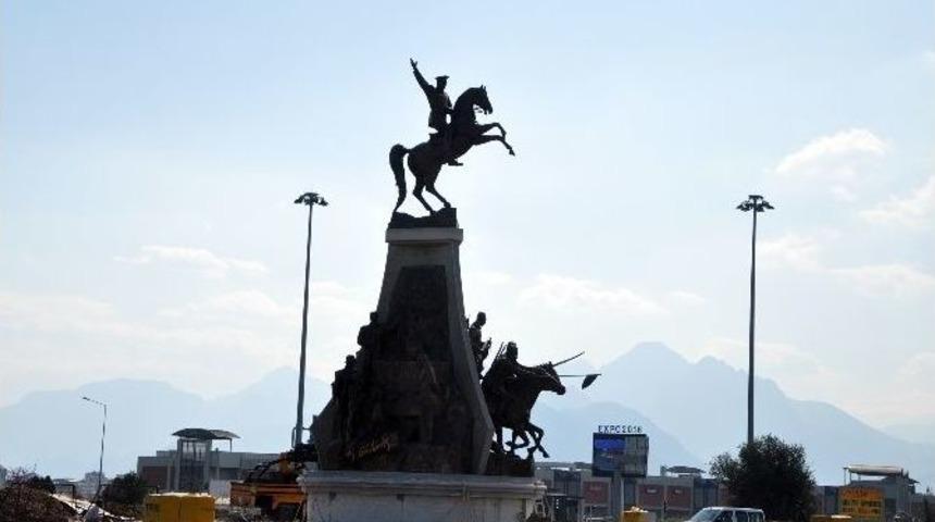 Atat&uuml;rk Heykeli Antalyaspor Kavşağında