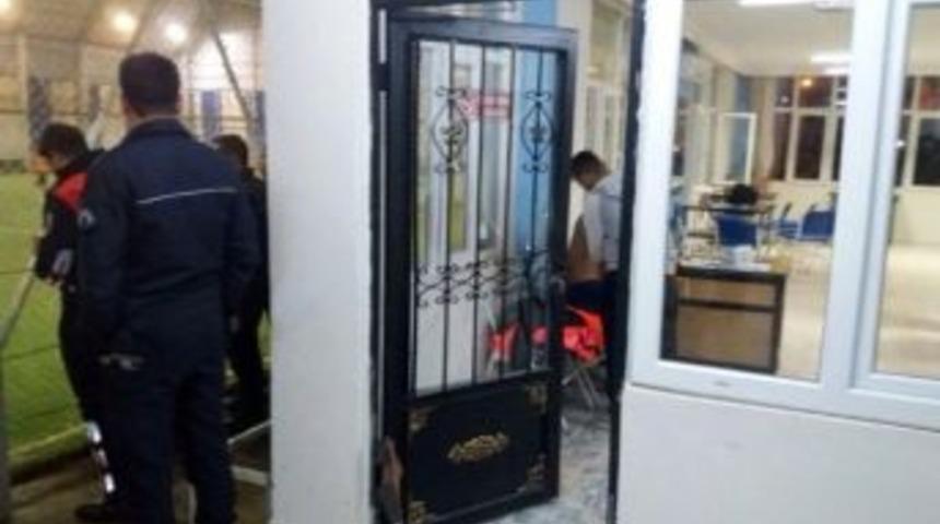 &Ouml;ğrencilerin Halı Saha Ma&ccedil;ı Kavgayla Bitti: D&ouml;rt Yaralı