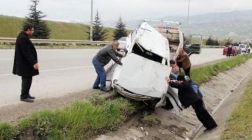 Satılığa &Ccedil;ıkardığı Otomobiliyle Kaza Yaptı