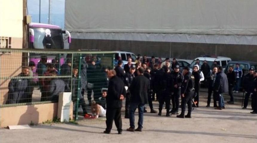 Amat&ouml;r Ma&ccedil;ta Taraftarlar Birbirine Girdi