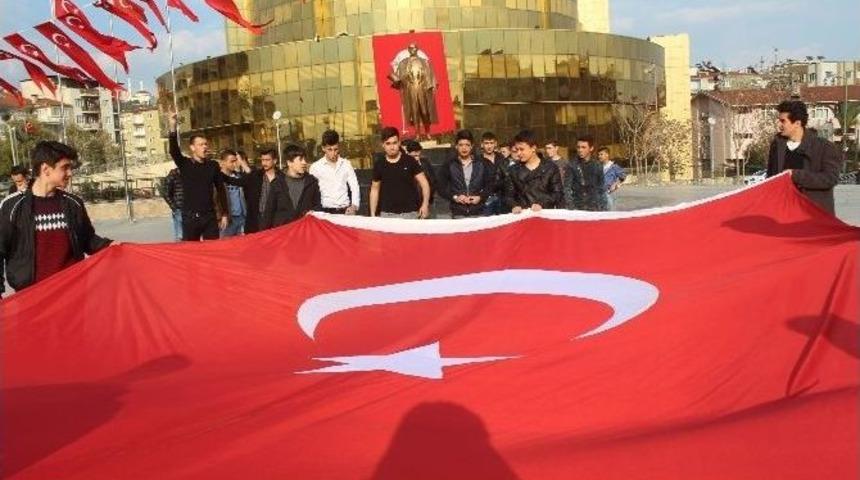 &Uuml;lk&uuml;c&uuml;ler Bayrakla Meydanı Turlayıp Hdp Binasına Y&uuml;r&uuml;d&uuml;