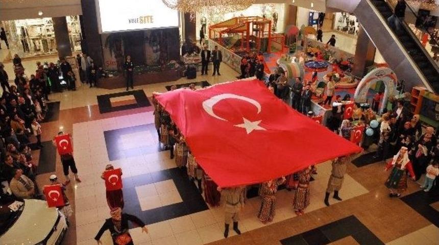Ne&uuml; &Ouml;ğrencilerinden &Ccedil;anakkale Zaferi Flashmob G&ouml;sterisi