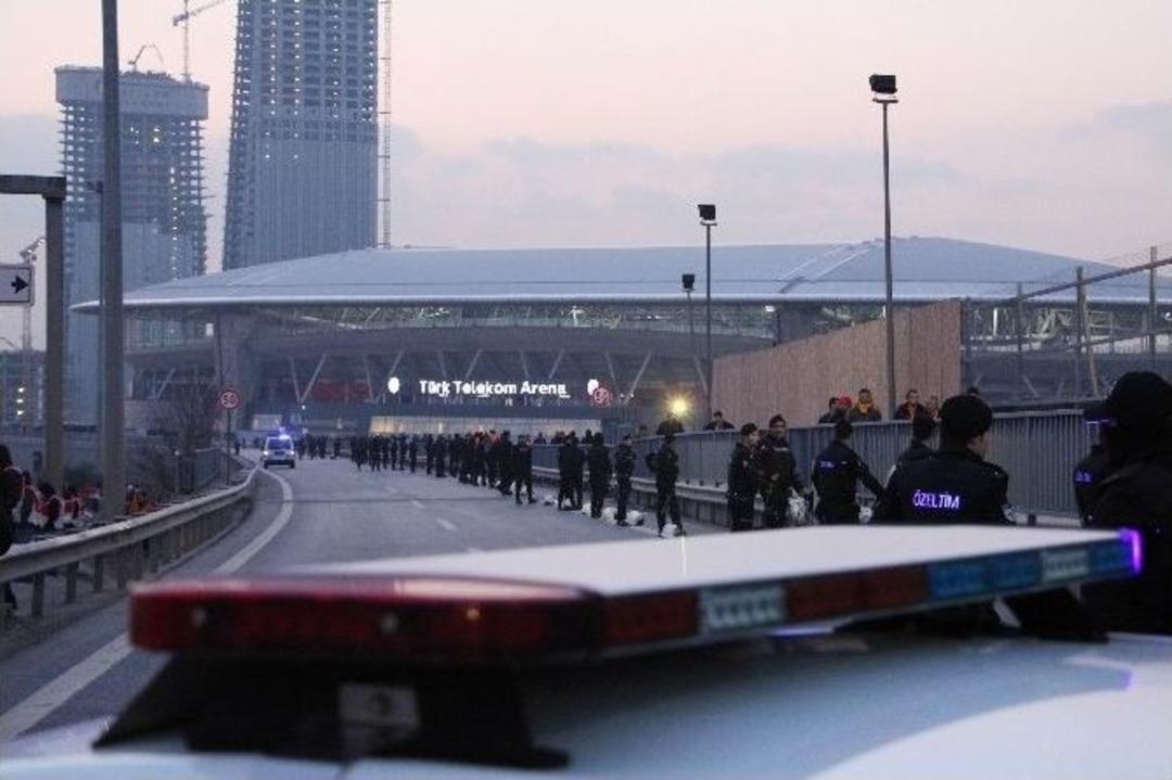 Derbi İptal Oldu, Seyirciler Tahliye Edildi