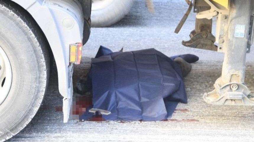 &Ccedil;evre Yolunda Tır&rsquo;ın Altında Kalan Şahıs &Ouml;ld&uuml;