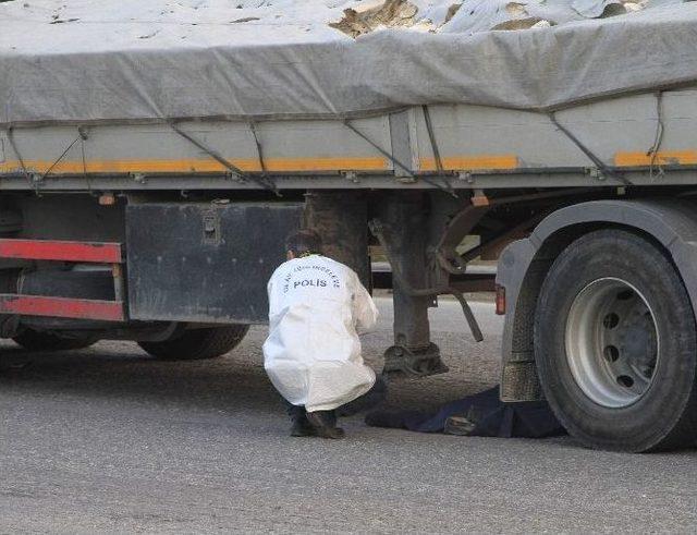 &Ccedil;evre Yolunda Tır&rsquo;ın Altında Kalan Şahıs &Ouml;ld&uuml; 1