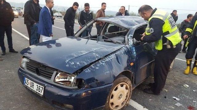 Manisa’da Otomobil Takla Attı: 5 Yaralı