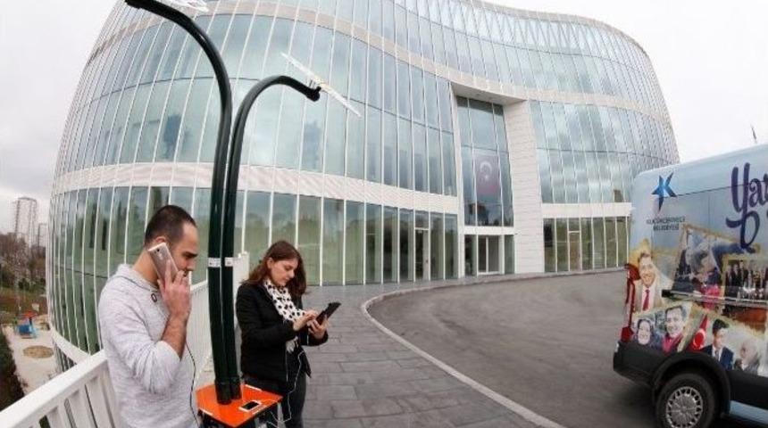 K&uuml;&ccedil;&uuml;k&ccedil;ekmece&rsquo;de G&uuml;neş Enerjili Şarj İmkanı