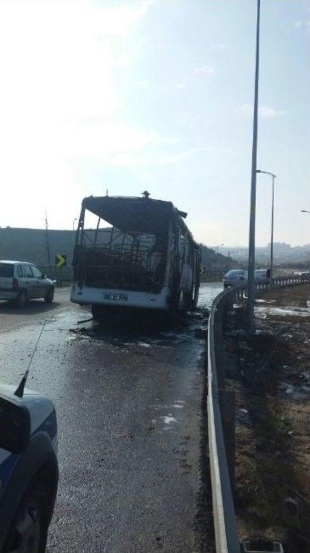 Halk Otob&uuml;s&uuml;nde Yangın 1