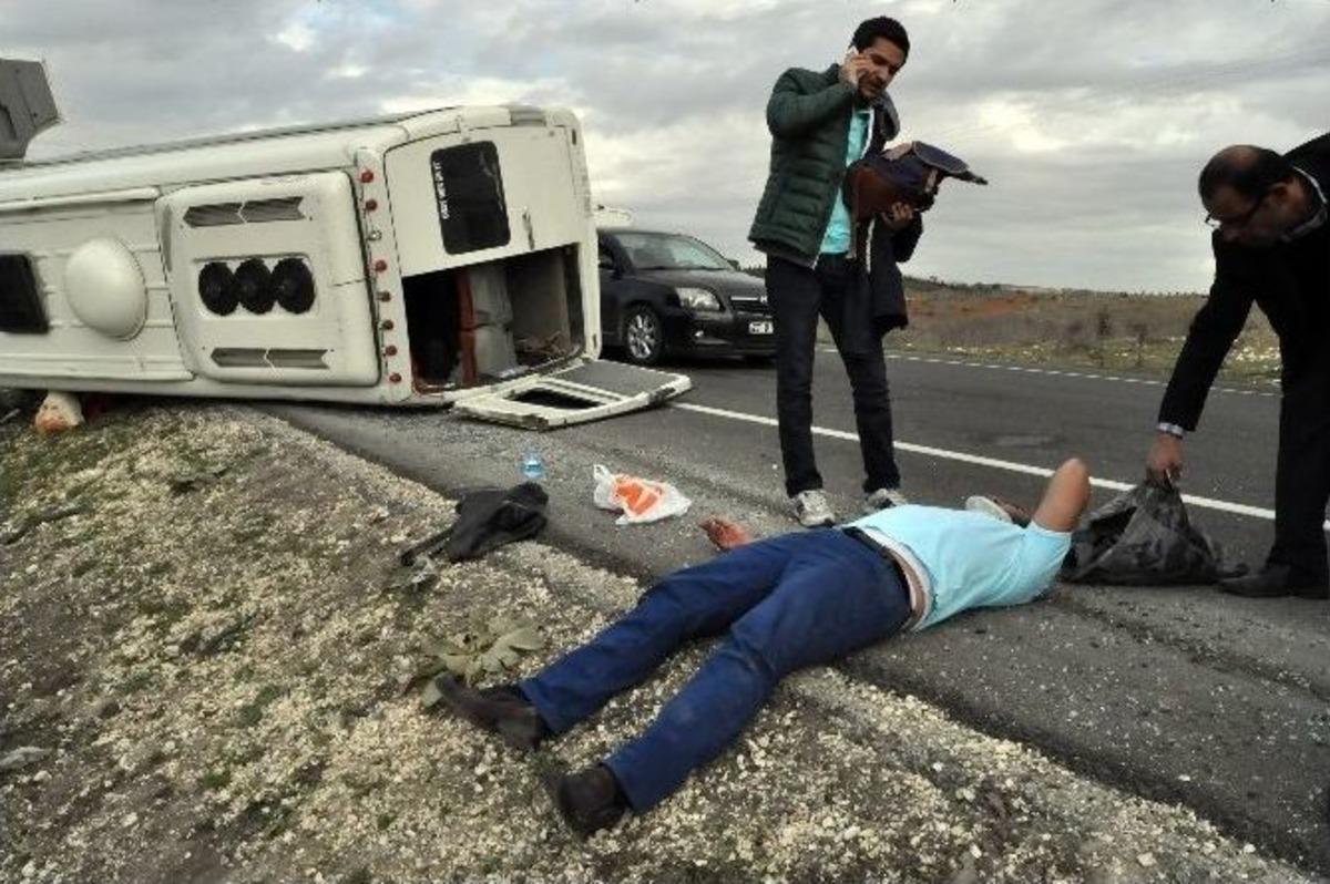 Gaziantep&rsquo;te Minib&uuml;s Devrildi: 2&rsquo;si Ağır, 4 Yaralı