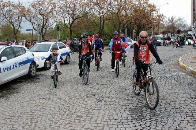 Salihli&rsquo;de Pedallar Şehitler İ&ccedil;in &Ccedil;evrildi 1