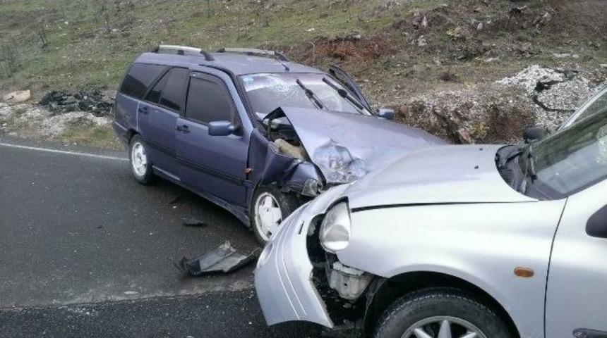 Boz&uuml;y&uuml;k&rsquo;te 2 Otomobil &Ccedil;arpıştı, 7 Yaralı