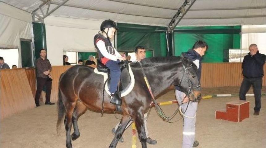 Engelli &Ccedil;ocuklara Atlı Terapi