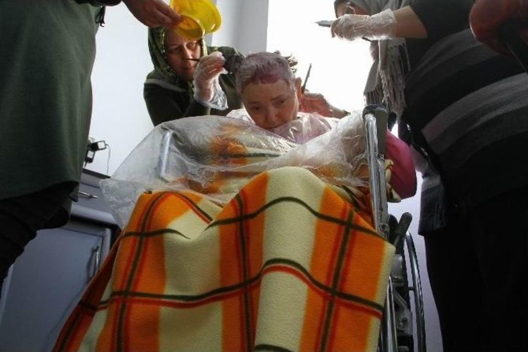 Yaşlılara Sa&ccedil; Ve Cilt Bakımı