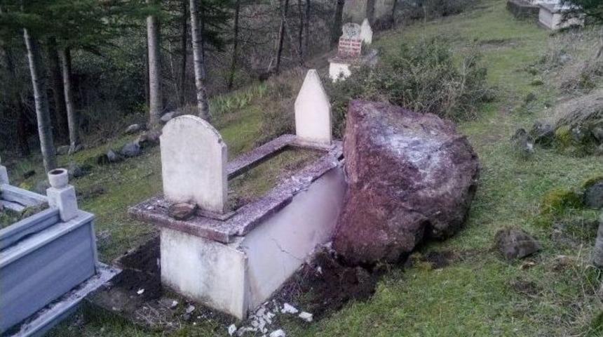 Kaleden Kopan Kaya Par&ccedil;aları Mezarlığa Zarar Verdi