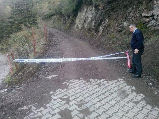 Kaleden Kopan Kaya Parçaları Mezarlığa Zarar Verdi