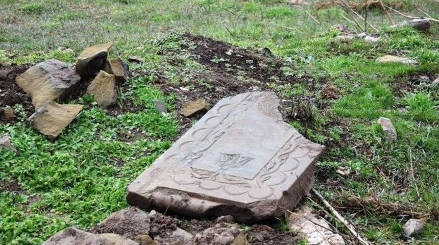 Van&rsquo;da Sahipsiz Mezarlık