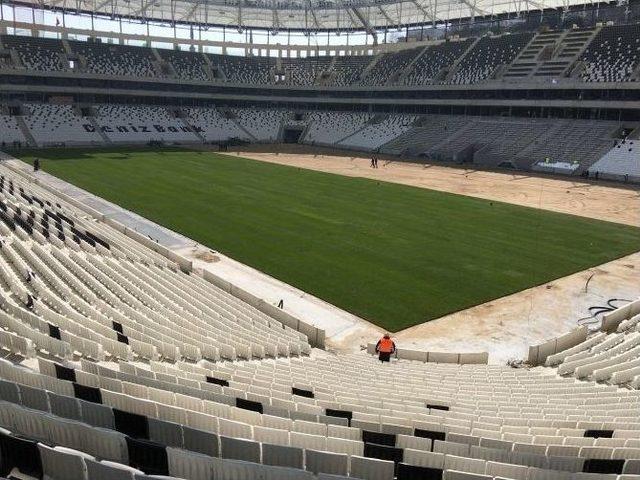 Vodafone Arena’da Çim Serme İşlemi Sürüyor