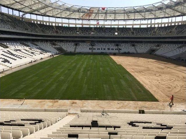 Vodafone Arena’da Çim Serme İşlemi Sürüyor