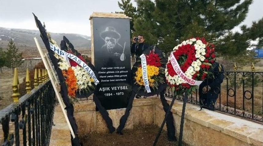 Aşık Veysel &Ouml;l&uuml;m&uuml;n&uuml;n 43&rsquo;&uuml;nc&uuml; Yılında Mezarı Başında Anıldı
