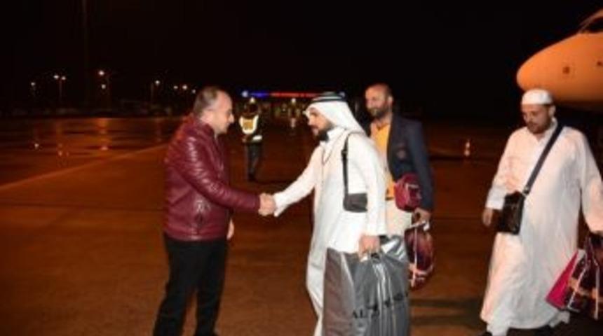 Başkan &Uuml;z&uuml;lmez, Umre Kafilesini Karşıladı