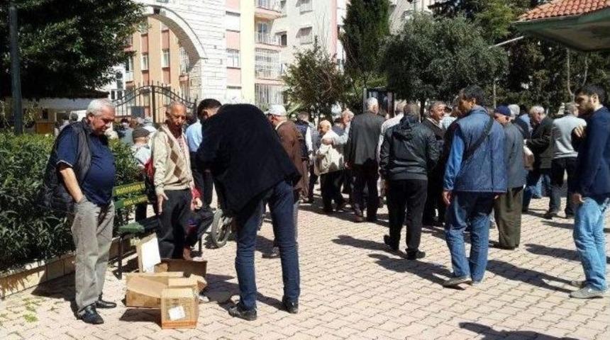 Cami Bah&ccedil;esinde Toplanan Yardımlar Bu Kez &rsquo;fındık&rsquo; İ&ccedil;in
