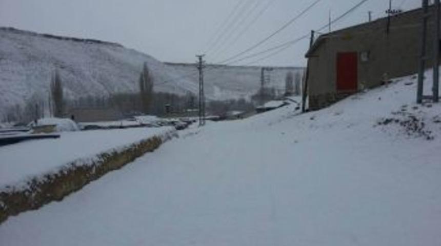 G&uuml;r&uuml;n Baharı Kar Yağışıyla Karşıladı