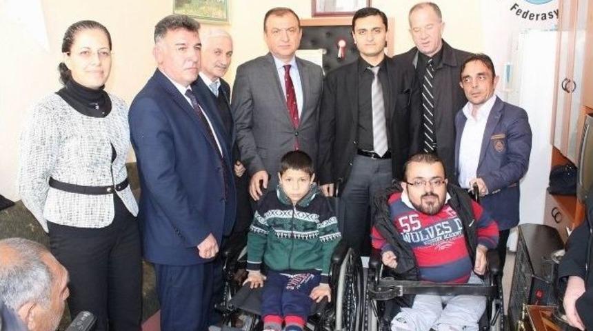 M&uuml;ge Anlı Engellilere Tekerlekli Sandalye Hediye Etti