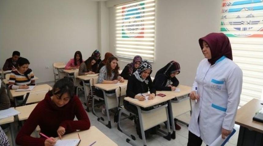 Sağlık Hizmetinde Melikgazi Katkısı Hasta Kabul Ve Tıbbi Sekreterlik Kursuna Yoğun İlgi