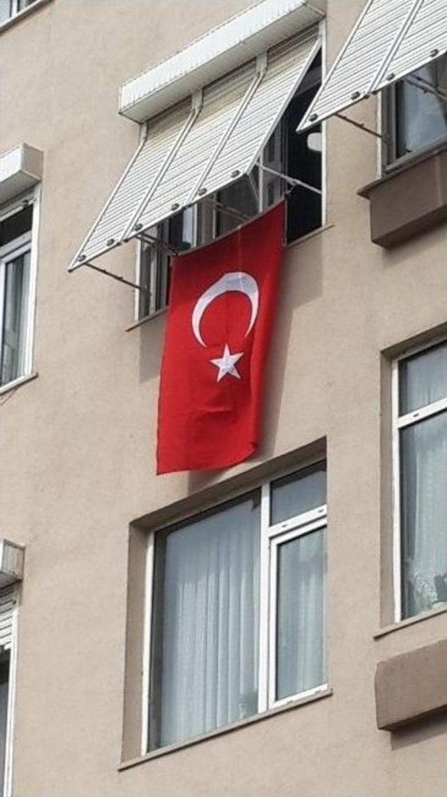 Beşiktaş Ter&ouml;re Karşı Bayraklarla Ve Pankartlarla Donatıldı 1