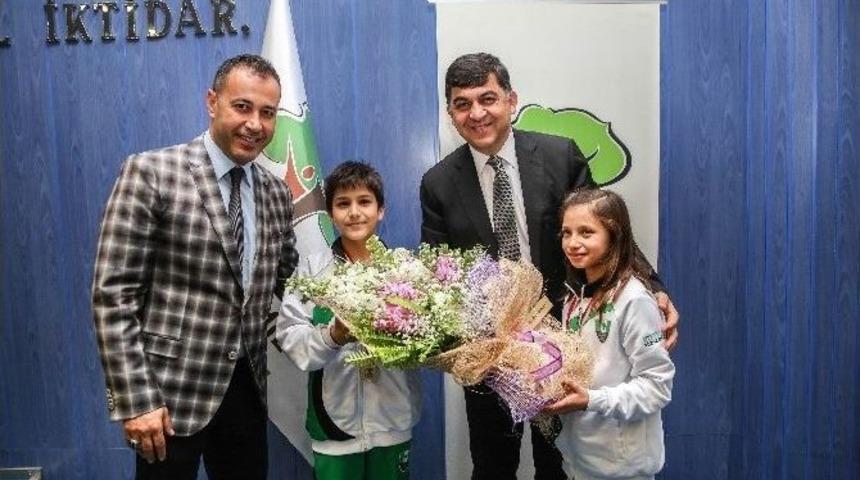 Şampiyon Y&uuml;z&uuml;c&uuml;ler Başarılarını Fadıloğlu İle Paylaştı