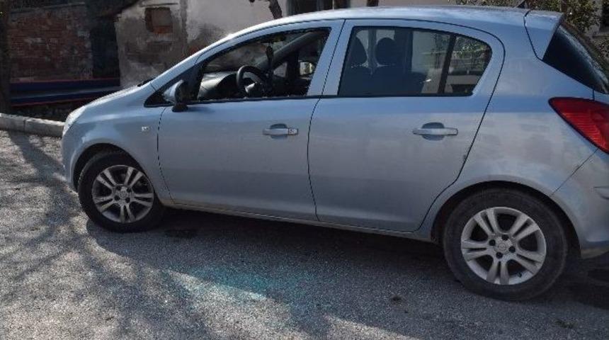 Aliağa&rsquo;da Yedi Araca Zarar Verildi