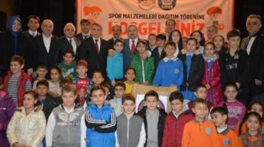 K&ouml;rfez Belediyesi&rsquo;nden Okullara Spor Malzemesi