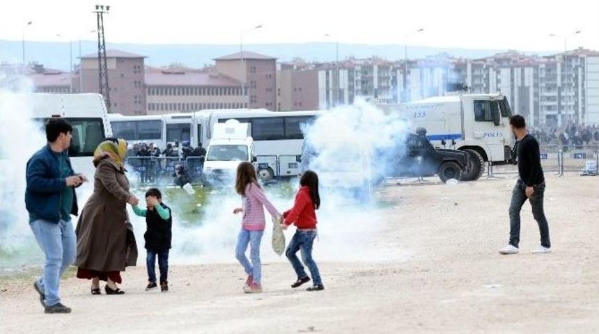 Nevruz Alanından &Ccedil;ıkan Grup, Polise Saldırdı
