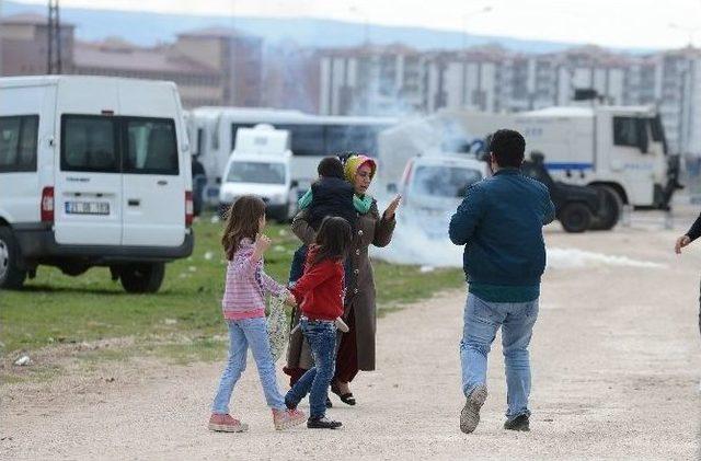 Nevruz Alanından Çıkan Grup, Polise Saldırdı