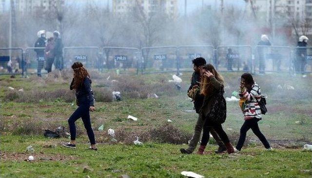 Nevruz Alanından Çıkan Grup, Polise Saldırdı