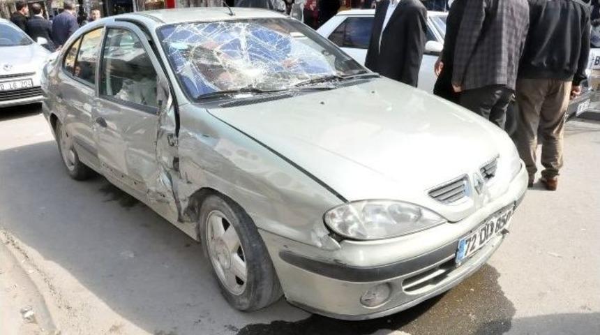 Kalp Krizi Ge&ccedil;iren S&uuml;r&uuml;c&uuml; Kaza Yaptı: 3 Yaralı