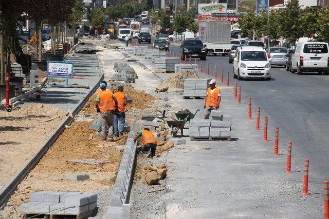 Beylikdüzü’nde Kaldırımlar Yenileniyor