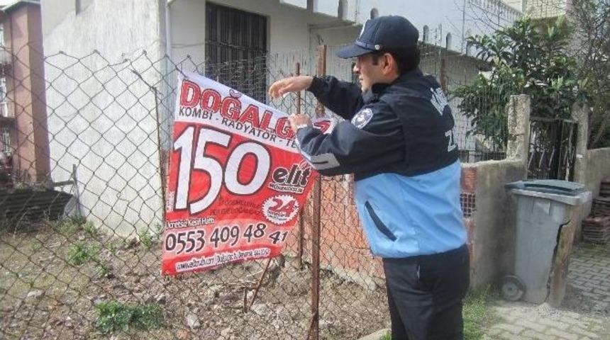 K&ouml;rfez Belediyesi Ekipleri Afiş Ve Brandaları Topladı