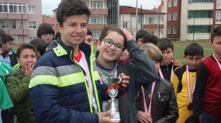 Boz&uuml;y&uuml;k Yavuz Sultan Selim İlk/ortaokulu Şampiyonu Oldu